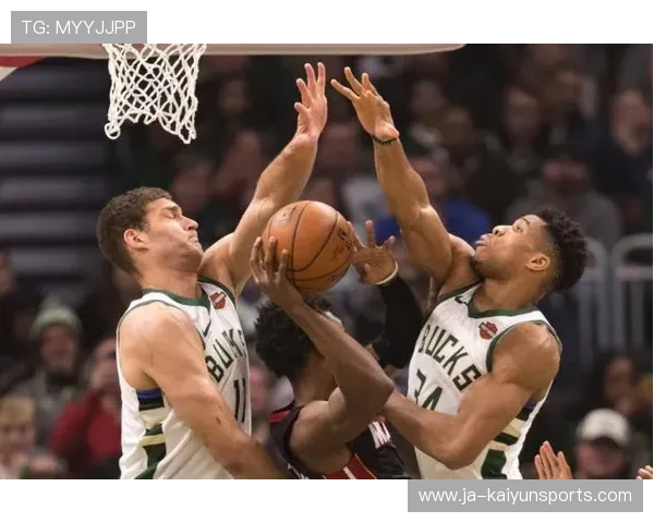 字母哥篮下强攻压制对手内线防守成效明显